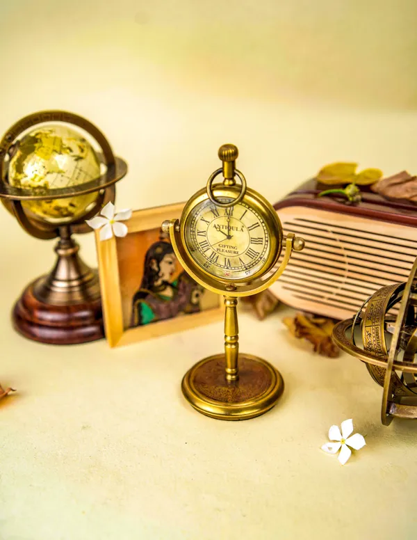 Antiqula_Magnus_6.2_Vintage_Brass_Desk_Clock_With_Engraved_Quote